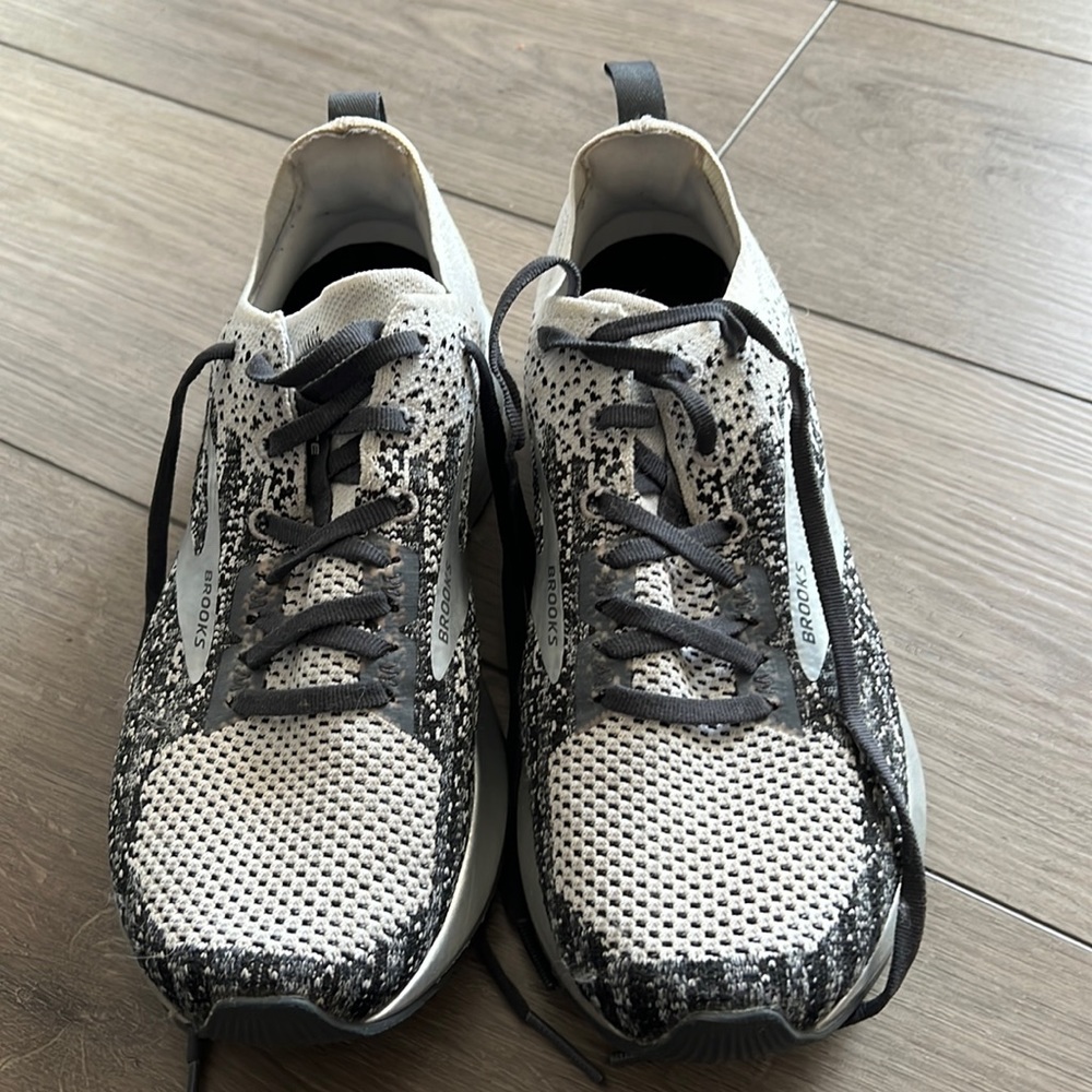 Brooks Womens Levitate 3 Running Shoes, 8.5